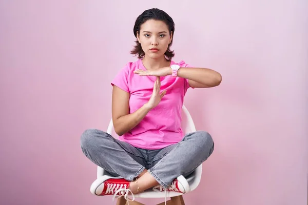 Hispanic Young Woman Sitting Chair Pink Background Doing Time Out — 图库照片