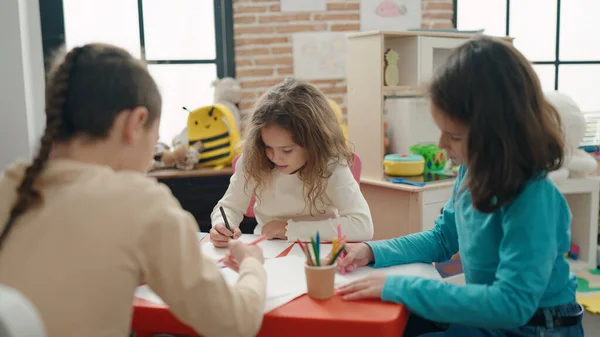 Група Дітей Дошкільного Віку Сидить Столі Малюючи Папері Дитячому Садку — стокове фото