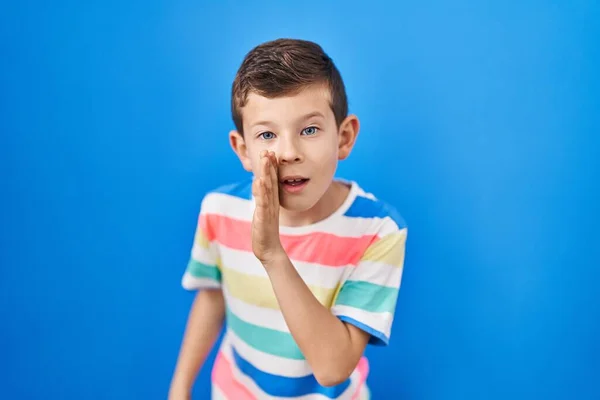 Junge Kaukasische Kind Steht Über Blauem Hintergrund Hand Auf Mund — Stockfoto