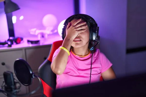Young Hispanic Woman Streamer Stressed Using Computer Gaming Room — Stok fotoğraf