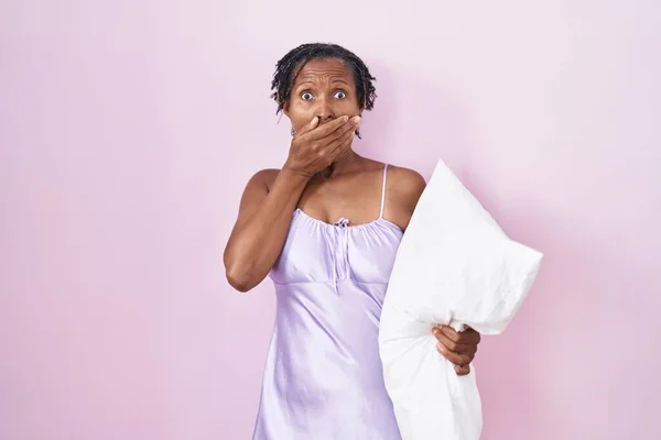 Mulher Africana Com Dreadlocks Vestindo Pijama Abraçando Travesseiro Chocado Cobrindo — Fotografia de Stock