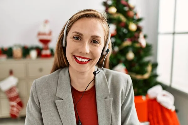 Jonge Kaukasische Vrouw Call Center Agent Werken Zitten Door Kerstboom — Stockfoto