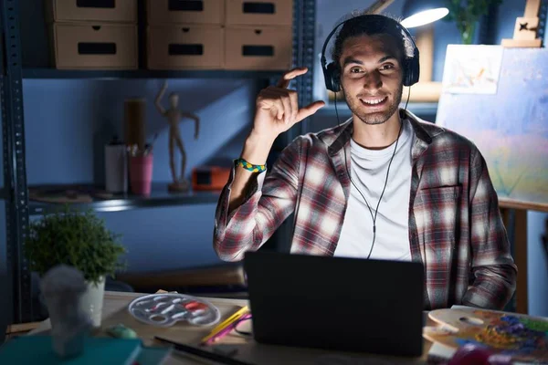 Young Hispanic Man Sitting Art Studio Laptop Late Night Smiling — Stock Photo, Image
