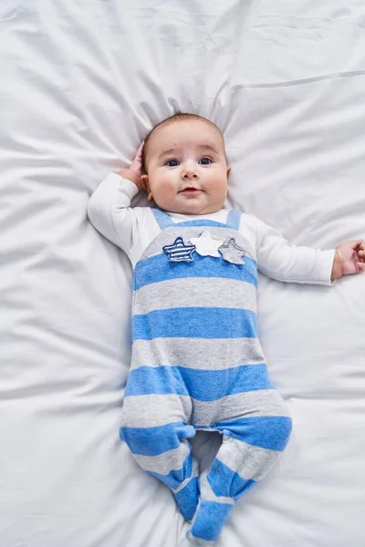 Schattige Baby Lachend Zelfverzekerd Liggend Bed Slaapkamer — Stockfoto