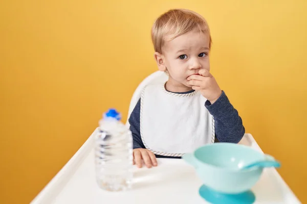 Entzückende Blonde Kleinkind Sitzt Auf Hochstuhl Essen Snack Über Isolierten — Stockfoto