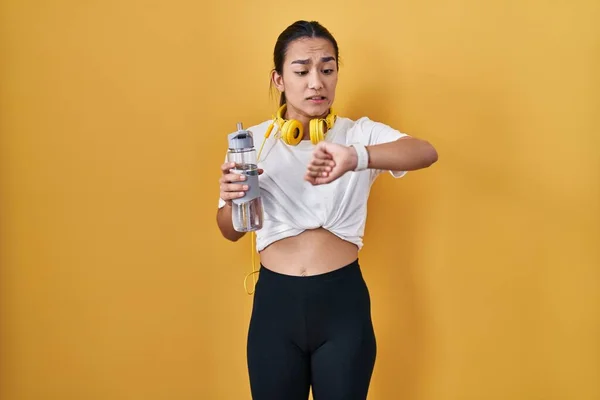Young South Asian Woman Wearing Sportswear Drinking Water Looking Watch — Zdjęcie stockowe