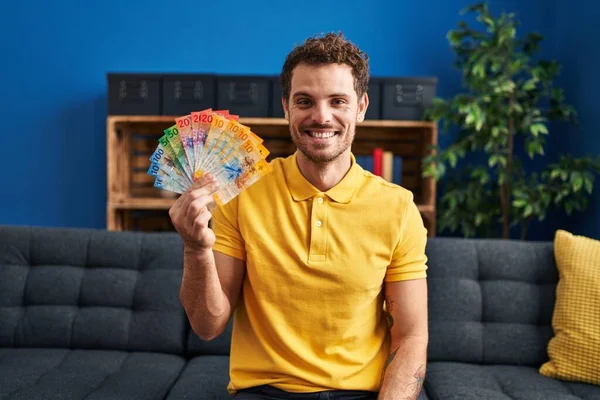 Jonge Spaanse Man Met Zwitserse Frankbiljetten Die Positief Gelukkig Uitzien — Stockfoto