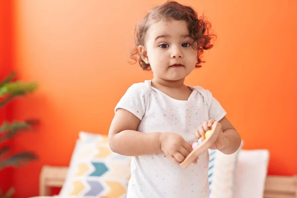 Bedårande Hispanic Barn Hålla Leksak Stående Sängen Sovrummet — Stockfoto