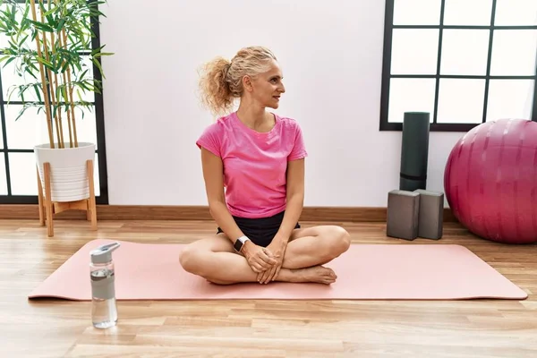 Donna Bionda Mezza Età Seduta Sul Tappetino Yoga Cercando Lato — Foto Stock
