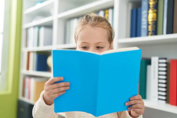 Adorável Loira Menina Estudante Ler Livro Biblioteca Escola — Fotografia de Stock