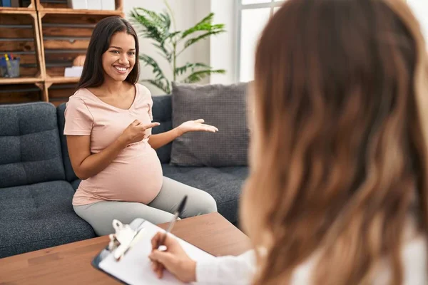 Young Pregnant Woman Therapy Session Amazed Smiling Camera While Presenting — Foto de Stock