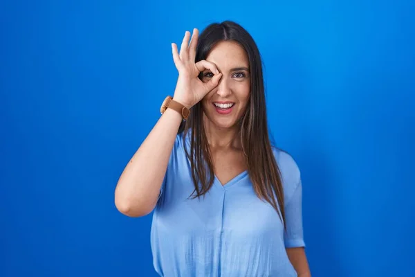 Young Brunette Woman Standing Blue Background Doing Gesture Hand Smiling — Stok fotoğraf