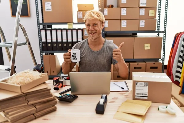 Jonge Blonde Man Drinken Van Koffie Werken Bij Online Winkel — Stockfoto