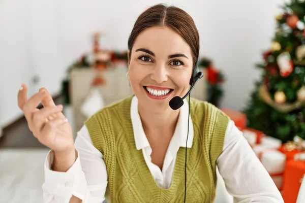 Jonge Mooie Spaanse Vrouw Call Center Agent Zitten Door Kerstboom — Stockfoto