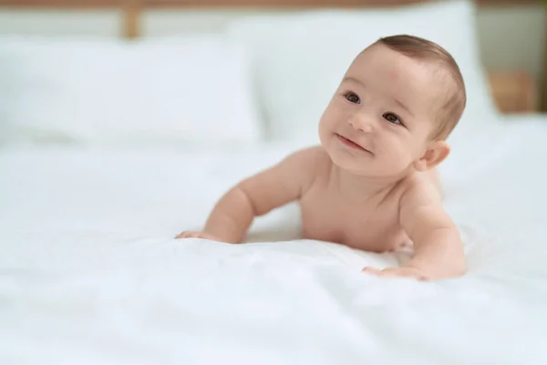 Adorabile Bambino Sorridente Fiducioso Sdraiato Sul Letto Camera Letto — Foto Stock