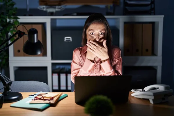Orta Yaşlı Spanyol Kadın Gece Geç Saatlerde Bilgisayar Bilgisayarı Kullanıyor — Stok fotoğraf