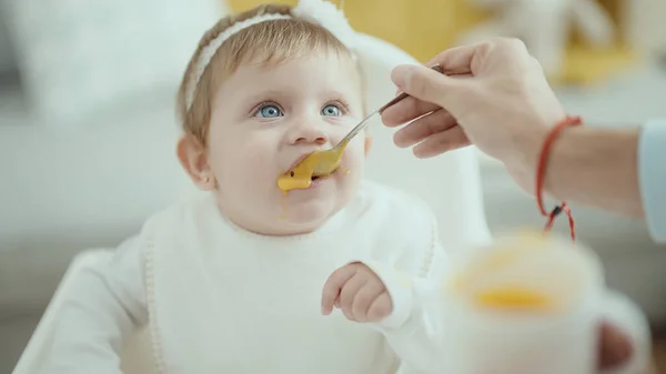 Adorable Bebé Rubio Sentado Trona Comiendo Casa — Foto de Stock