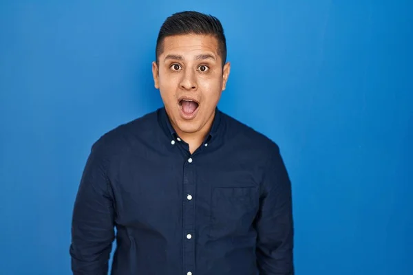 Hispanic Young Man Standing Blue Background Afraid Shocked Surprise Expression — Stockfoto