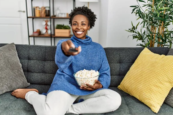 Afro Amerikalı Kadın Evde Kanepede Oturmuş Film Izliyor — Stok fotoğraf