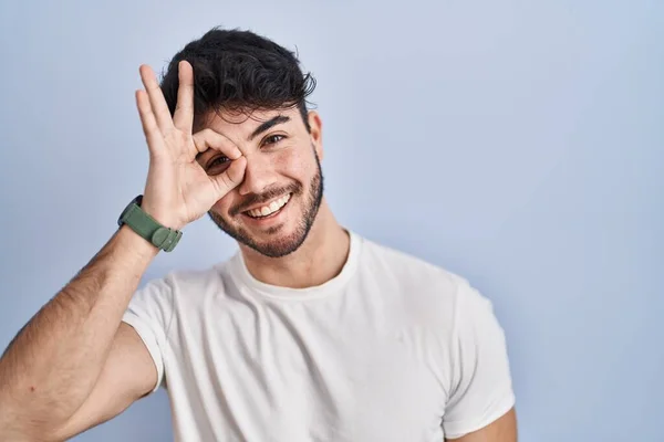 Hispanic Man Beard Standing White Background Doing Gesture Hand Smiling — Fotografia de Stock