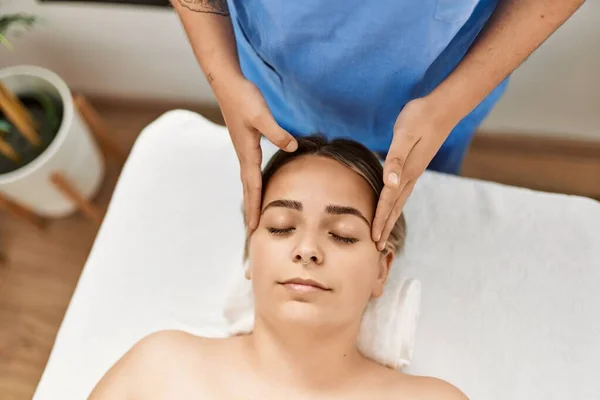 Donna Coppia Avendo Massaggio Facciale Centro Bellezza — Foto Stock
