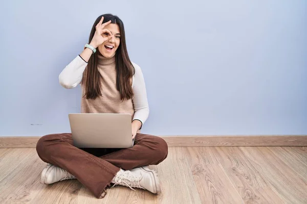 Genç Esmer Kadın Bilgisayarı Kullanarak Yerde Oturuyor Hareketleriyle Gülümsüyor Mutlu — Stok fotoğraf