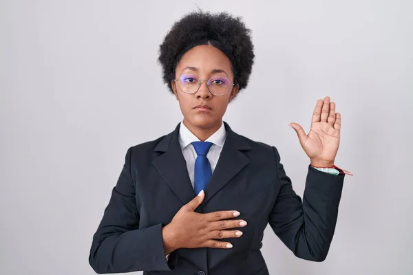 Beautiful African Woman Curly Hair Wearing Business Jacket Glasses Swearing — Stockfoto