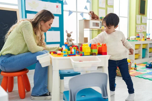 Teacher Toddler Playing Construction Blocks Sitting Table Kindergarten — Stockfoto
