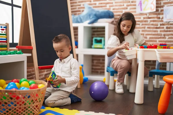 Bruder Und Schwester Spielen Kindergarten Mit Bauklötzen Tisch — Stockfoto