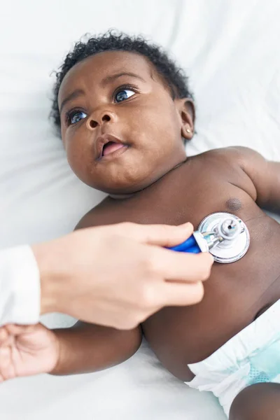 Afro Amerikaanse Baby Met Medisch Onderzoek Liggend Bed Slaapkamer — Stockfoto
