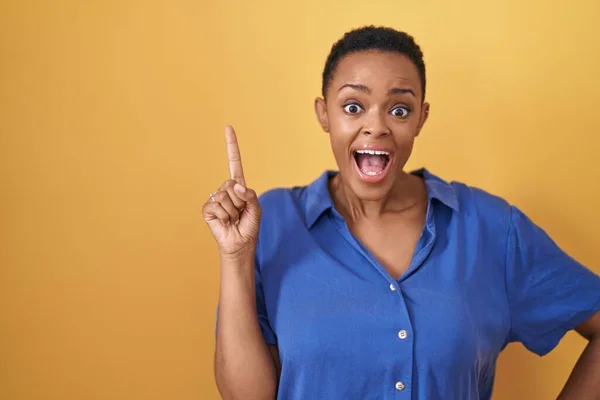 African American Woman Standing Yellow Background Pointing Finger Successful Idea — Photo