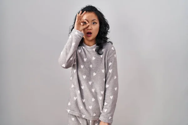 Jeune Femme Asiatique Pyjama Faisant Geste Correct Choqué Par Visage — Photo