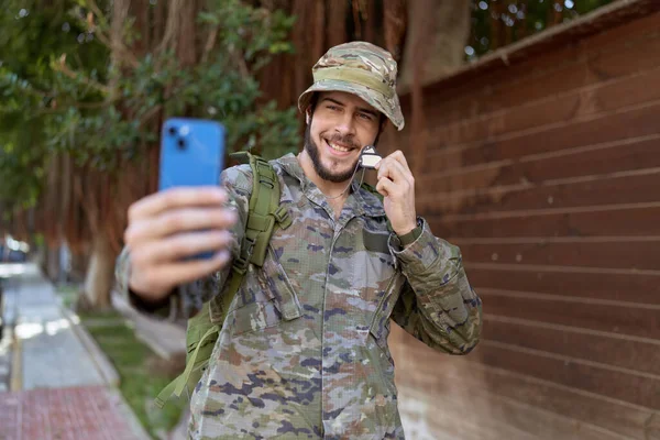 Młody Latynos Mundurze Żołnierza Zrobić Selfie Przez Smartfona Parku — Zdjęcie stockowe
