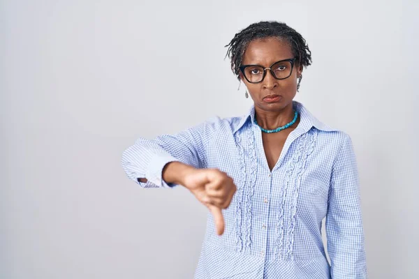 Afrykanka Dredami Stojąca Nad Białym Tłem Okularach Wyglądająca Nieszczęśliwą Wściekłą — Zdjęcie stockowe
