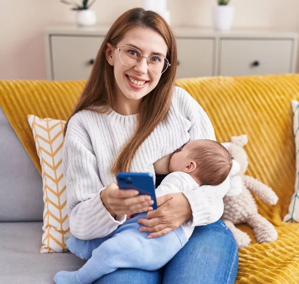 Μητέρα Και Γιος Που Χρησιμοποιούν Μωρό Θηλασμού Smartphone Στο Σπίτι — Φωτογραφία Αρχείου