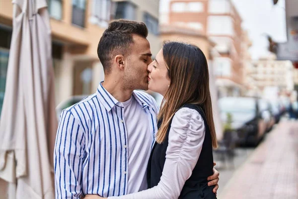 Man Woman Couple Hugging Each Other Kissing Street — Fotografia de Stock