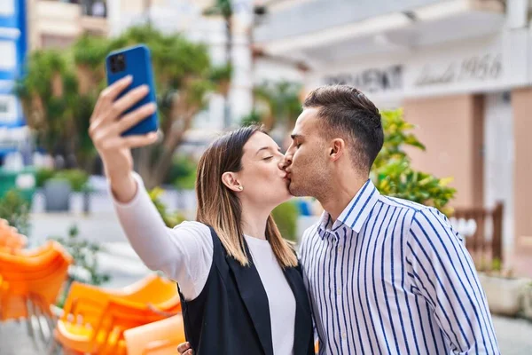 Homme Femme Couple Faire Selfie Par Smartphone Baisers Rue — Photo