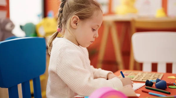 Adorable Blonde Girl Preschool Student Sitting Table Drawing Paper Kindergarten — Stok fotoğraf