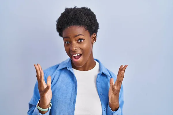 Femme Afro Américaine Debout Sur Fond Bleu Célébrant Fou Étonné — Photo