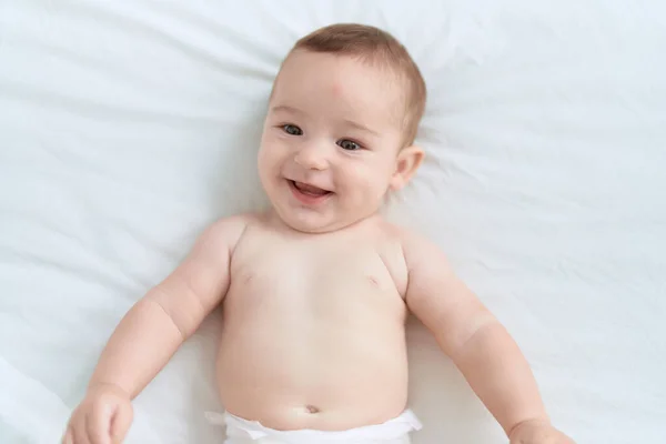 Liebenswertes Kleinkind Lächelt Selbstbewusst Auf Dem Bett Schlafzimmer — Stockfoto