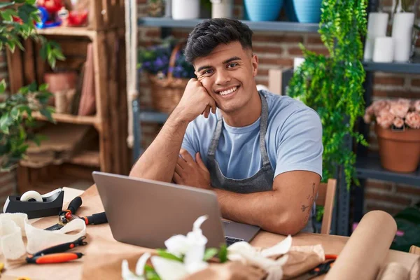 Young Hispanic Man Florist Smiling Confident Using Laptop Flower Shop — Stock Photo, Image