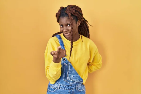 Afrikanerin Die Vor Gelbem Hintergrund Steht Und Winkt Kommt Hierher — Stockfoto