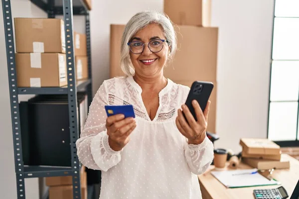 Middle Age Woman Ecommerce Business Worker Using Smartphone Using Credit — Stock Photo, Image