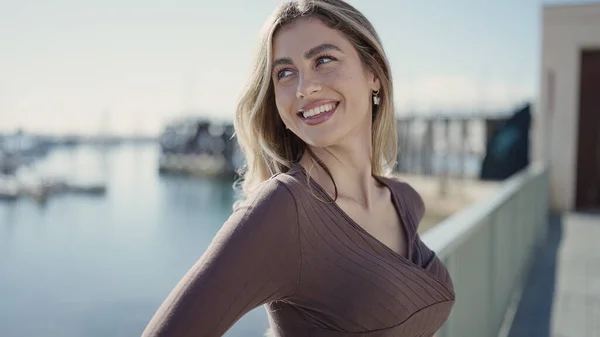 Young Blonde Woman Smiling Confident Standing Seaside — Stock Photo, Image