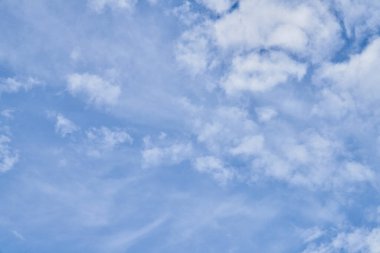 Güneşli bir günde bulutlu güzel mavi gökyüzü