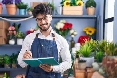 Çiçekçide kendine güvenen genç İspanyol çiçekçi.