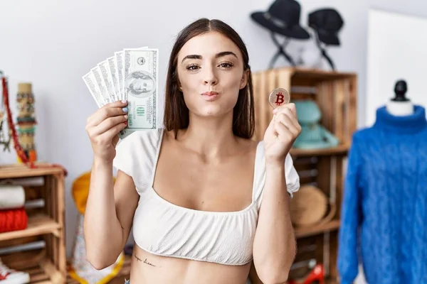 Jovem Cliente Hispânico Mulher Segurando Notas Dólares Bitcoin Bochechas Inchadas — Fotografia de Stock