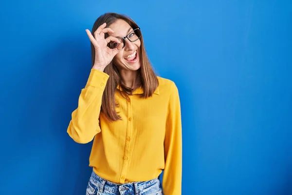 Young Woman Wearing Glasses Standing Blue Background Doing Gesture Hand — Stockfoto