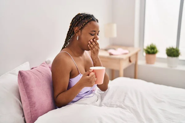 African American Woman Sitting Bed Yawning Drinking Coffee Bedroom — Stock Photo, Image