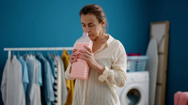 Medelålders Latinamerikanska Kvinna Luktar Tvättmedel Tvättstugan — Stockfoto